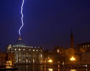 lighting-strikes-st-peter-basilica